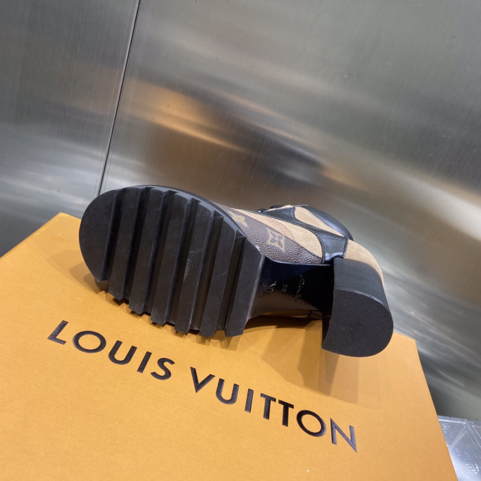 LOUS VUITO BROWN STAR TRAIL ANKLE BOOTS